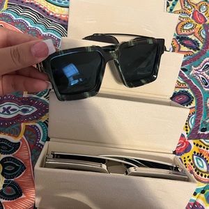 5 pairs of women’s sunglasses with case